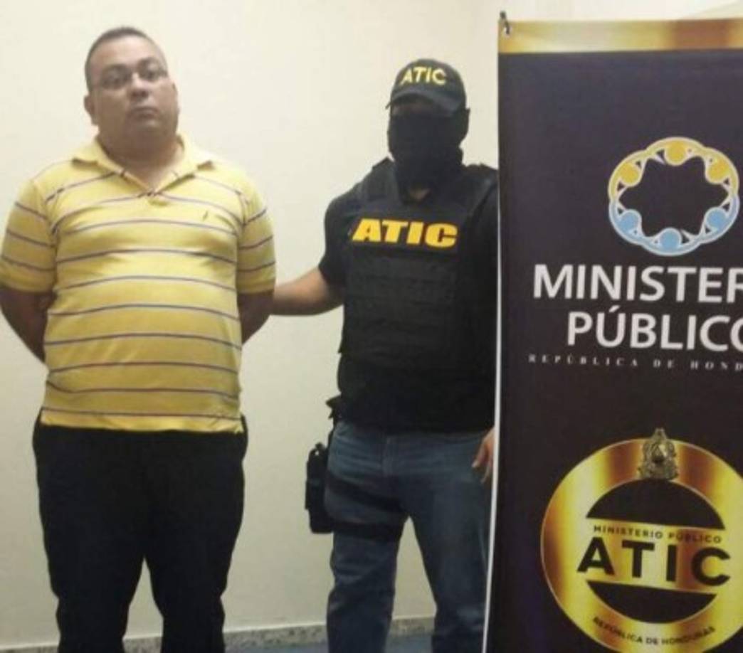 Un falso doctor, que presuntamente estafó a varios profesionales en Medicina Forense, fue detenido este jueves en Comayagüela por miembros de la Agencia Técnica de Investigación Criminal (Atic). Gabriel Antonio Hernández Martínez (37) es acusado por los delitos de estafa continuada y usurpación de funciones y títulos en perjuicio de varias personas y la fe pública.