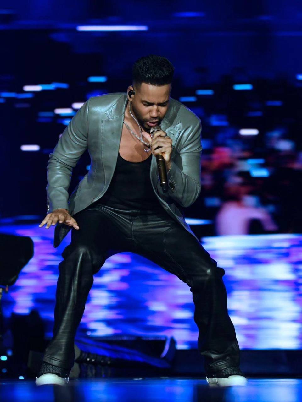 “Una parada breve por Medallo ! Rompiendo el stage con la bichota”, escribió Romeo Santo en su cuenta de Instagram luego de compartir fotografías de su participación en el concierto de Karol G.