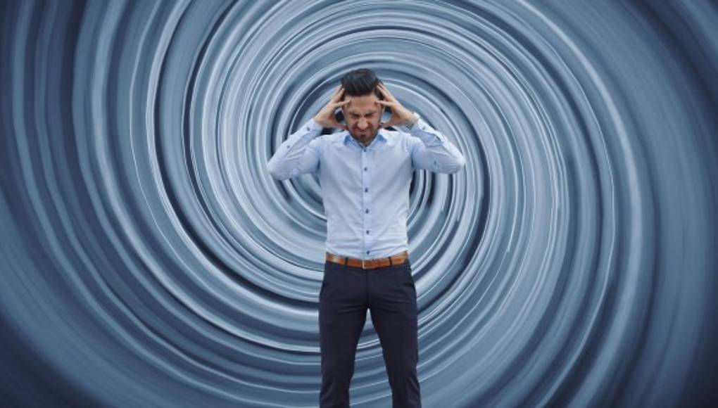 ¿Se marea cuando se pone en pie? Podría ser una señal de riesgo de demencia