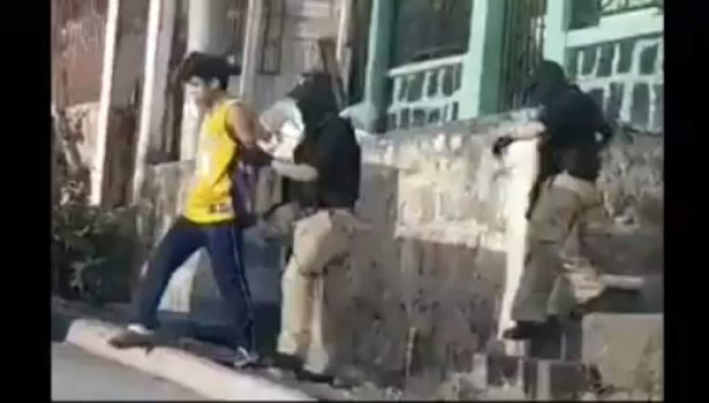 Video: Como agentes de la Atic iban vestidos asesinos de dos jóvenes