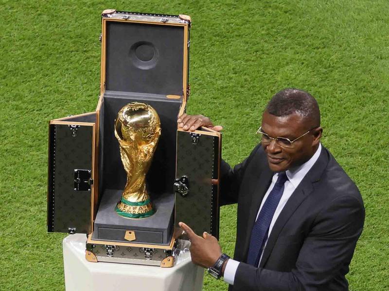 El exdefensor francés Marcel Desailly presentó la Copa del Mundo en el juego inaugural.