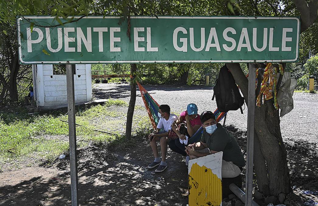 En la jornada de inmunización a extranjeros, que prosiguió este lunes, personas de 12 años en adelante están siendo vacunadas con Moderna. 