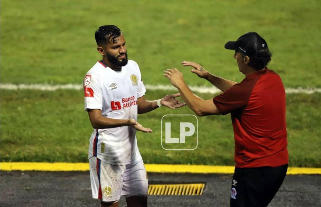 Pedro Troglio felicitó a Jorge Álvarez tras sacarlo de cambio en los últimos minutos.