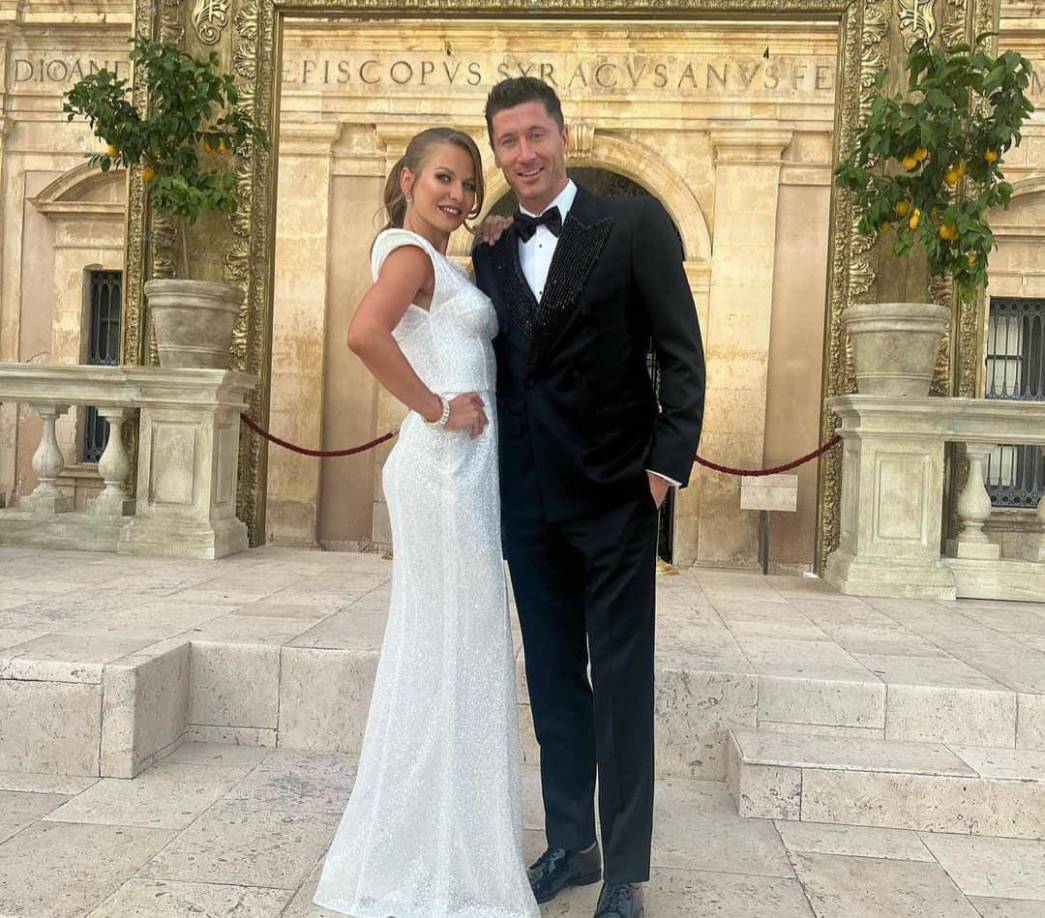 Anna Starchuska es la esposa de Lewandowski. Ella es medallista mundial de Karate y nutricionista.