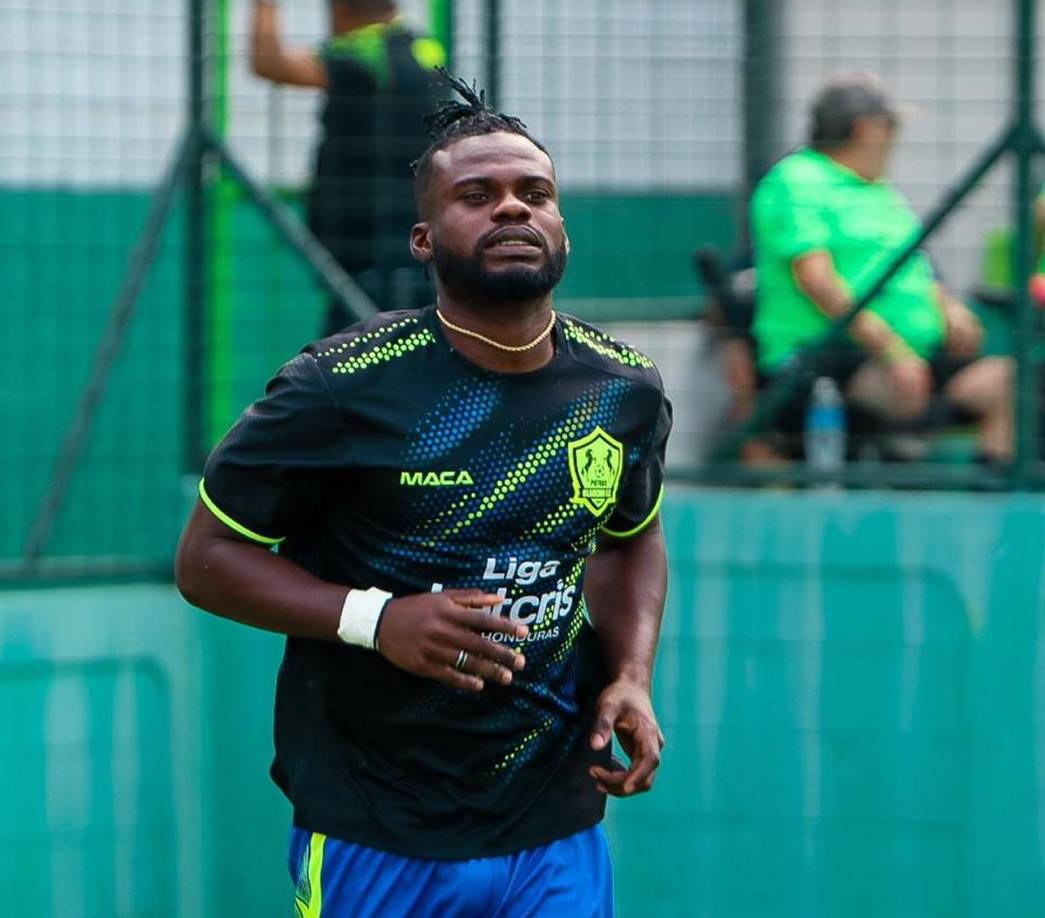 Luis Cruz, presidente del Victoria, anunció también la contratación del delantero hondureño Kemsie Abbott, quien llega procedente del Olancho FC.