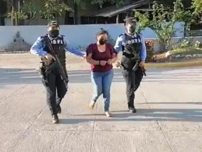 La mujer acusada de secuestro es custodiada por agentes de la DPI.