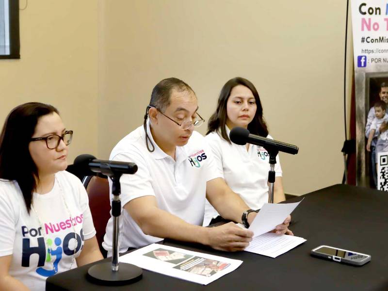 <b>Padres del movimiento “Por nuestros hijos” en la conferencia de prensa.</b>