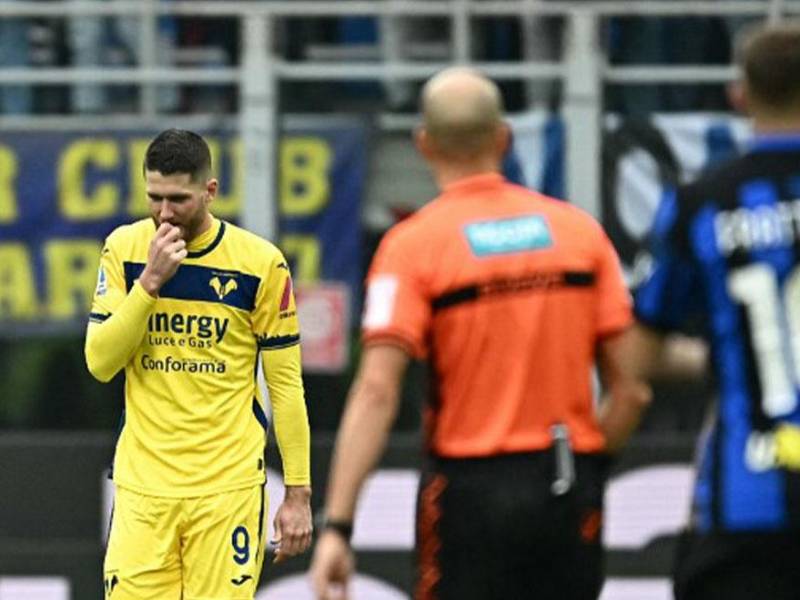 Thomas Henry lamentando su penal errado en el duelo Inter de Milán vs Hellas Verona.