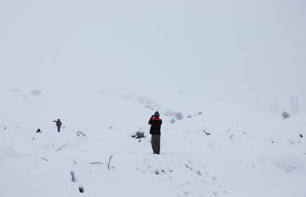 El mayor impacto se cree que se dará por las nevadas en las montañas, donde las cuadrillas de trabajadores continúan despejando carreteras bloqueadas por la nieve, que dejó la última tormenta.