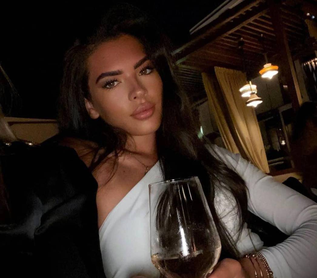 La hija de Owen salió al paso para aclarar la situación: “Parece que un tipo está haciendo circular imágenes haciendo creer que soy yo. Estas fotos fueron tomadas del OnlyFans de otra chica, yo no uso esa plataforma”, escribió la joven.