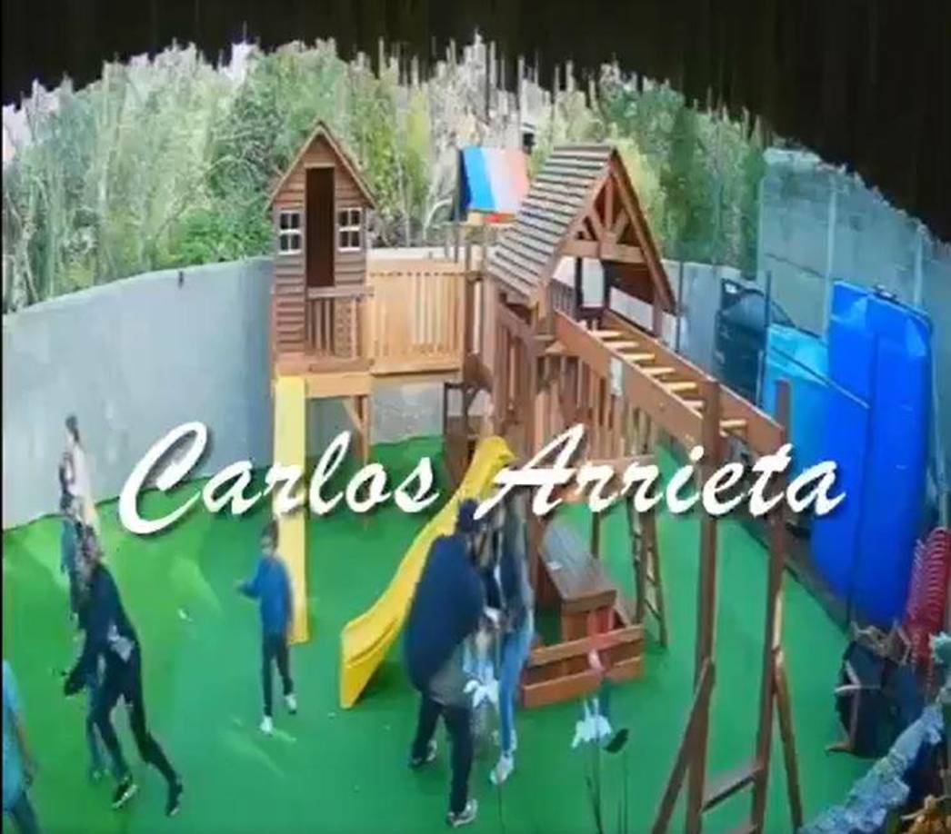 En cuestión de minutos, sometieron al personal, los clientes y recorrieron cada rincón del restaurante buscando a su objetivo. La escena quedó marcada por la desesperación: madres y padres corrieron al área de juegos para proteger a sus hijos, algunos de los cuales se ocultaron bajo una resbaladilla mientras los delincuentes pasaban cerca con armas largas.