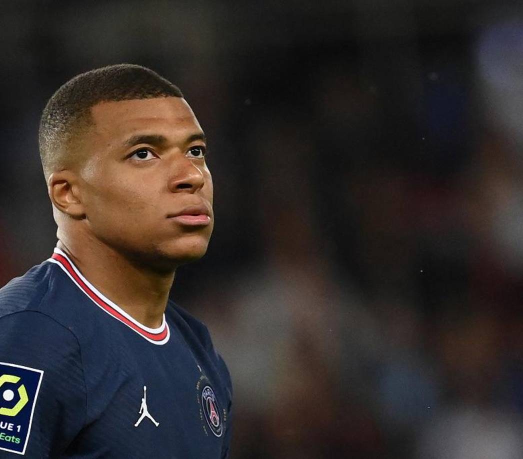 El Real Madrid está muy cerca de fichar a Kylian Mbappé pero eso no quiere decir que en cualquier momento su castillo de naipes se derrumbe y el sueño de ver al futbolista francés de blanco sea una utopía. Según ha informado la Cadena Cope, el conjunto blanco ni tiene pensado hacer público su deseo de fichar al francés hasta finales de junio, una termine la temporada en Europa incluidos los partidos de la UEFA Nations League que se disputarán a mediados del próximo mes. 