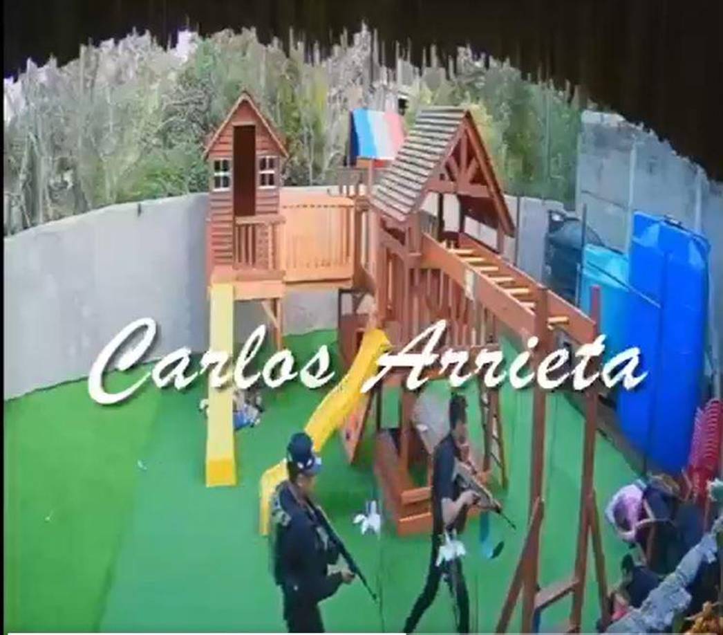 Un testigo relató entre lágrimas: “Nos dijeron: todos al suelo o se los va a cargar la fregada. Pensé en los niños, traté de calmarlos. Ellos preguntaban por su papá. Había dos policías, uno se refugió conmigo y no sé qué pasó con el otro. Nos sometieron a todos”.