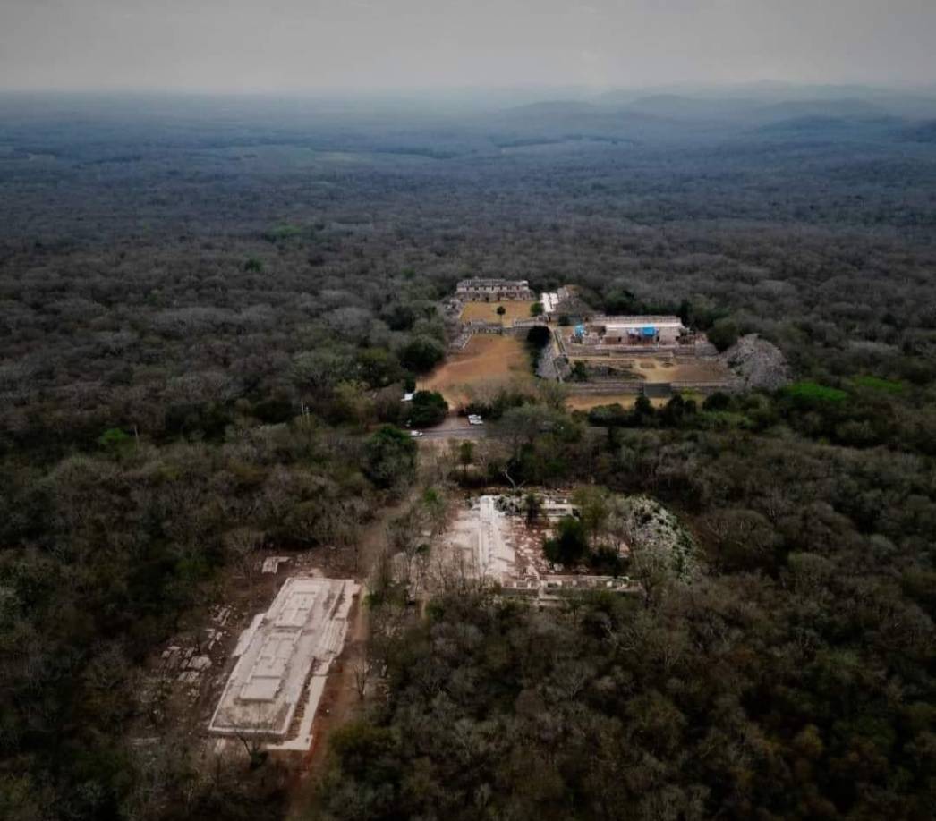 La directora del sitio, la arqueóloga Lourdes Toscano Hernández, expuso que la conclusión en los trabajos de restauración e investigación en Kabah dejaron al descubierto un conjunto habitacional y más de 24,000 fragmentos de vasijas procedentes de la Ruta Puuc y El Petén, Guatemala.