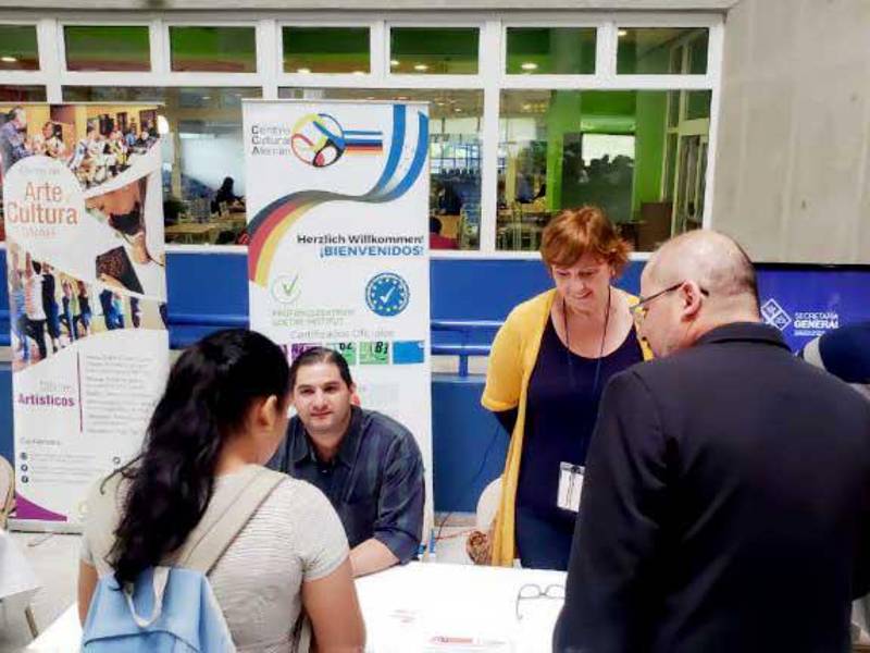 La Expobecas es un espacio abierto también a estudiantes de educación media.