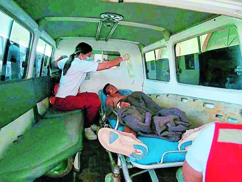 Luis Fernando Oliva es atendido en un hospital.