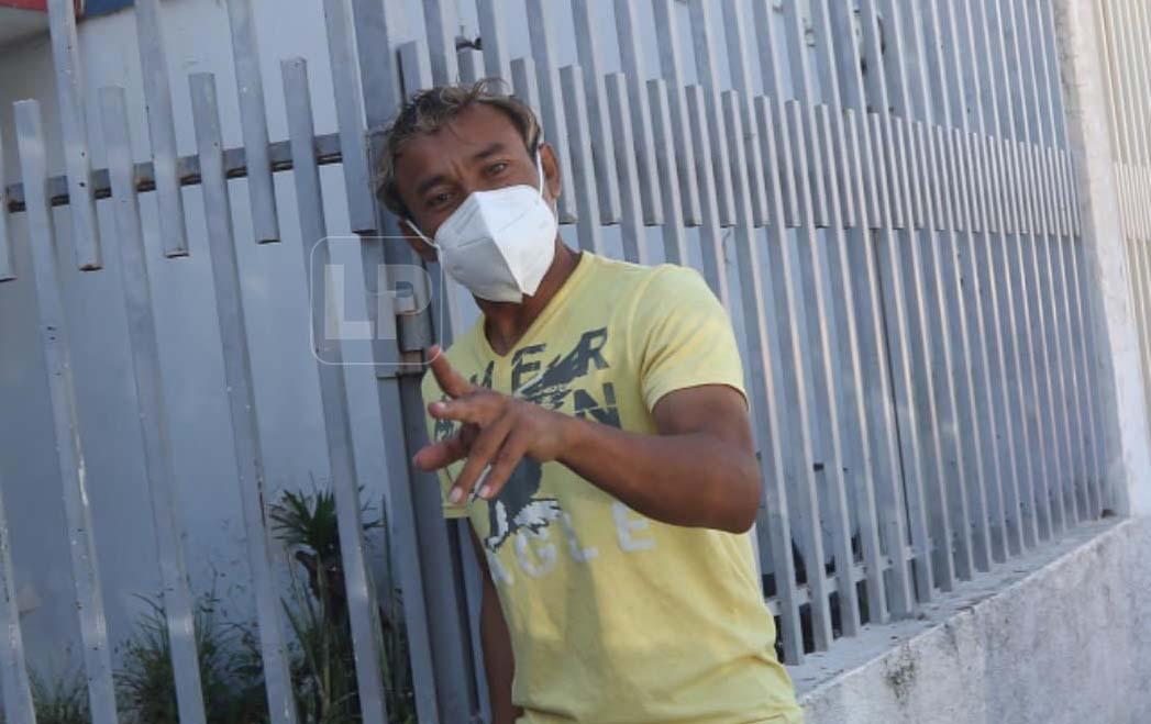 Javier Portillo saludando al lente de Grupo OPSA en el momento que se presentaba a las pruebas de covid-19.