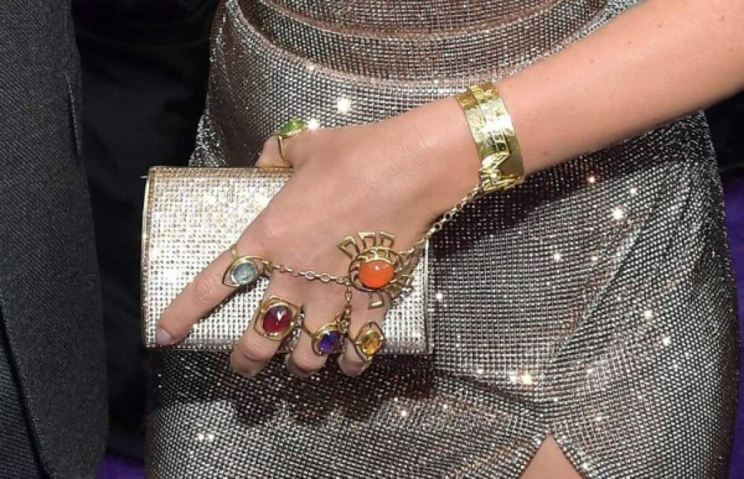 Curiosamente Johansson usó joyería en alusión a las gemas del guantelete de Thanos.