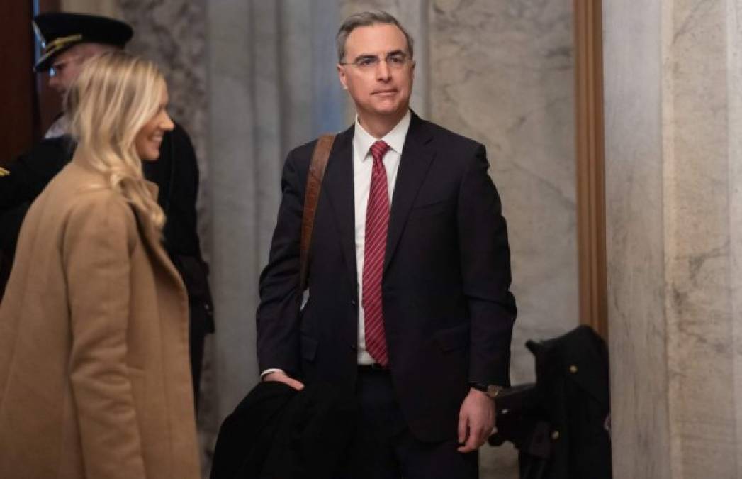 Pat Cipollone, abogado de la Casa Blanca encabeza el equipo de defensa de Donald Trump. <br/><br/>El discreto pero intransigente Cipollone será el abogado principal del mandatario, respaldado por el abogado personal de Trump, Jay Sekulow.<br/><br/>Pat ha trabajado con Trump desde la campaña electoral de 2016 y se convirtió en su asesor legal durante la investigación del fiscal especial Robert Mueller sobre la trama rusa.