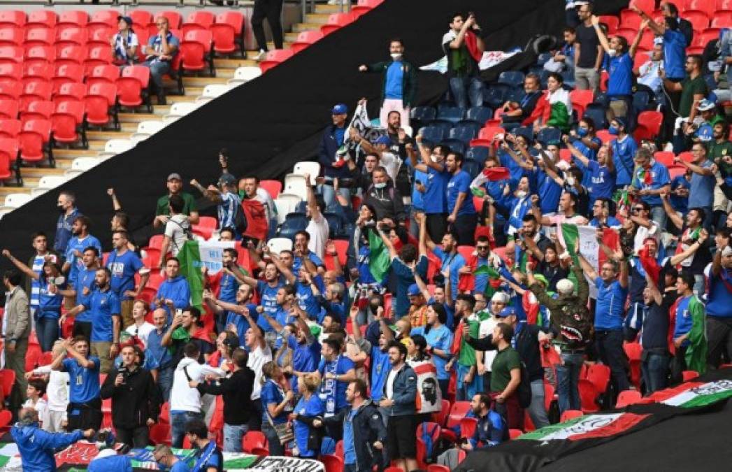 Incluso tres aficionados italianos sufrieron los actos vandálicos de los ingleses, constató un periodista de AFP, a pesar del elevado número de policías desplegados en las inmediaciones del estadio.<br/><br/>