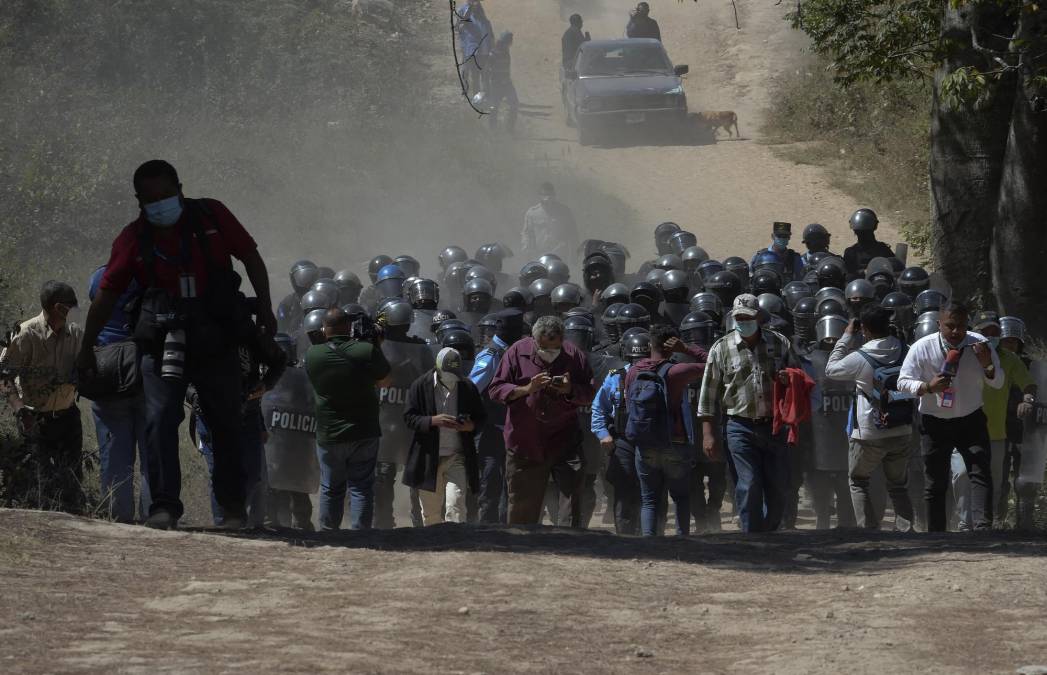 Pobladores, sobre las 2:00 p.m., intentan detener a los policías en su intento por ingresar a la comunidad. 