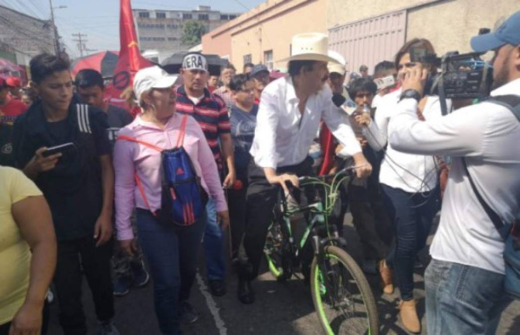 El expresidente de Honduras, Manuel Zelaya, participó montado en bicicleta en la movilización en la capital.