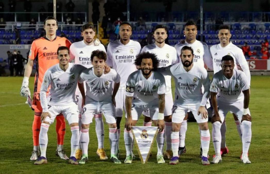 El 11 titular del Olimpia, con varias variables, posando previo al partido ante Alcoyano.