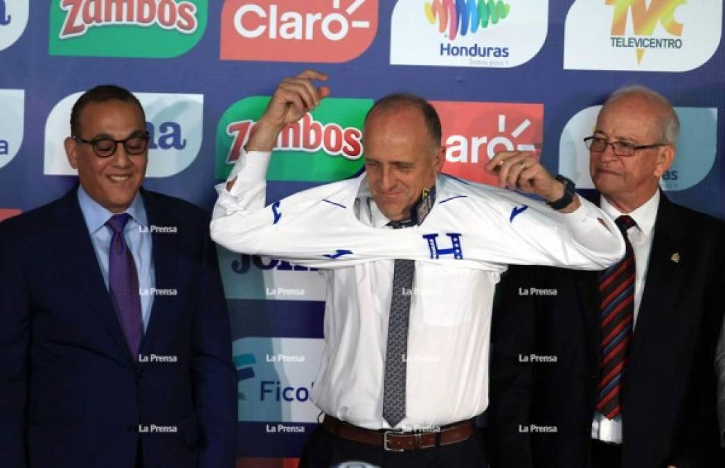 El técnico uruguayo poniéndose la camiseta de la Selecciónd e Honduras.