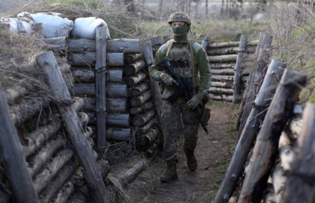 Para Alik, la ayuda de los 'aliados', la OTAN y Washington, es bienvenida, pero la guerra es sobre todo un asunto de los ucranianos. 'Esta es nuestra tierra, nuestra Ucrania, debemos defender nuestro país', dijo.