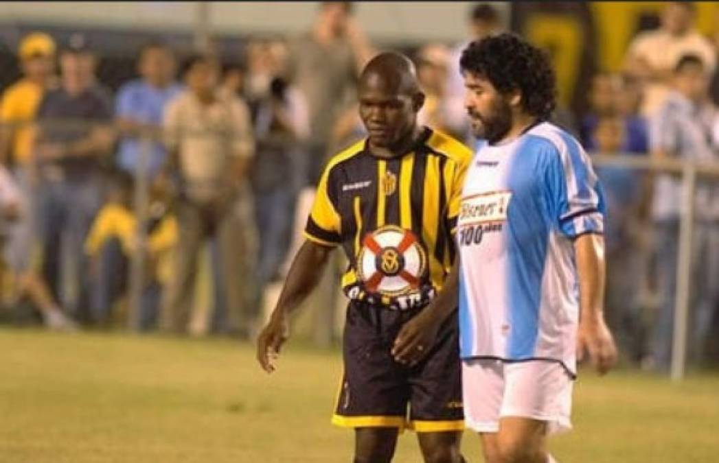 Maradona se enfrentó a destacados exjugadores hondureños, entre ellos a Tyson Núñez.