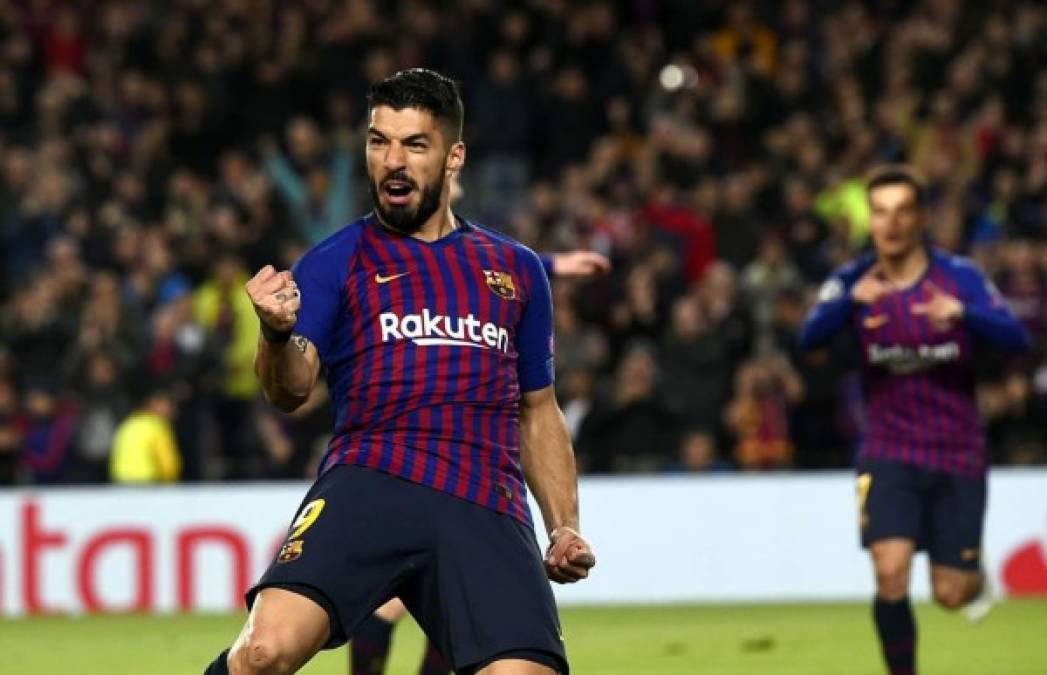 Luis Suárez celebrando el gol de Philippe Coutinho. Al fondo llega el brasileño para festejar con el uruguayo, quien le dio la asistencia.