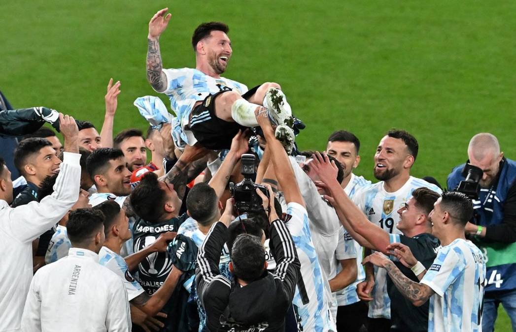 Lionel Messi fue manteado por sus compañeros tras el triunfo de Argentina ante Italia en la Finalissima.