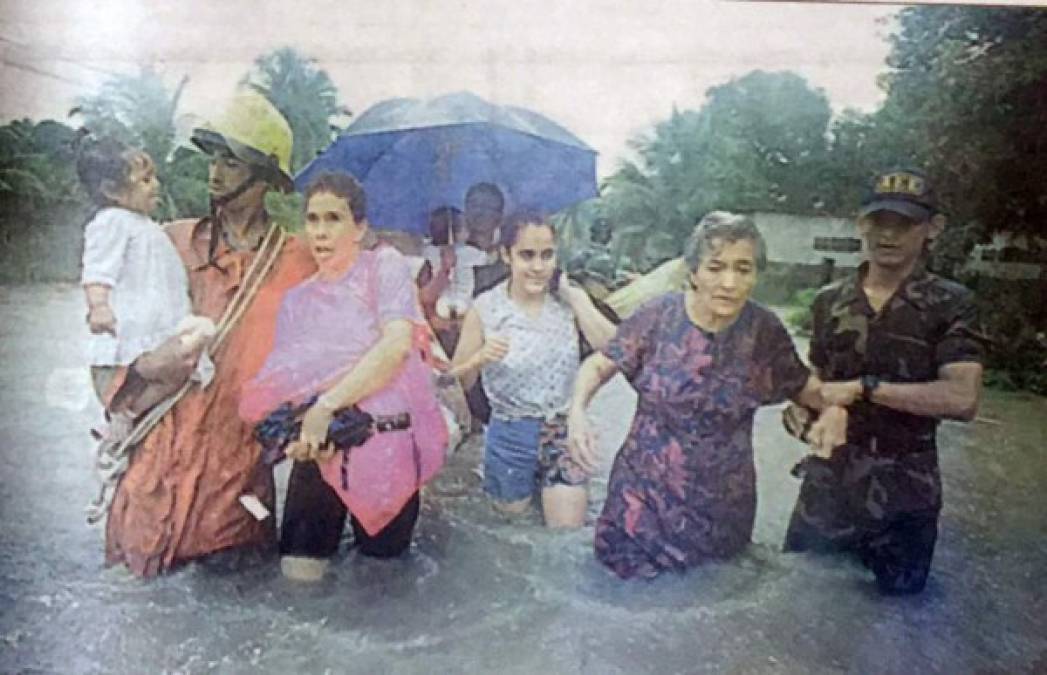 La lluvia acumulada en los ríos causó inundaciones extensivas a lo largo del país.