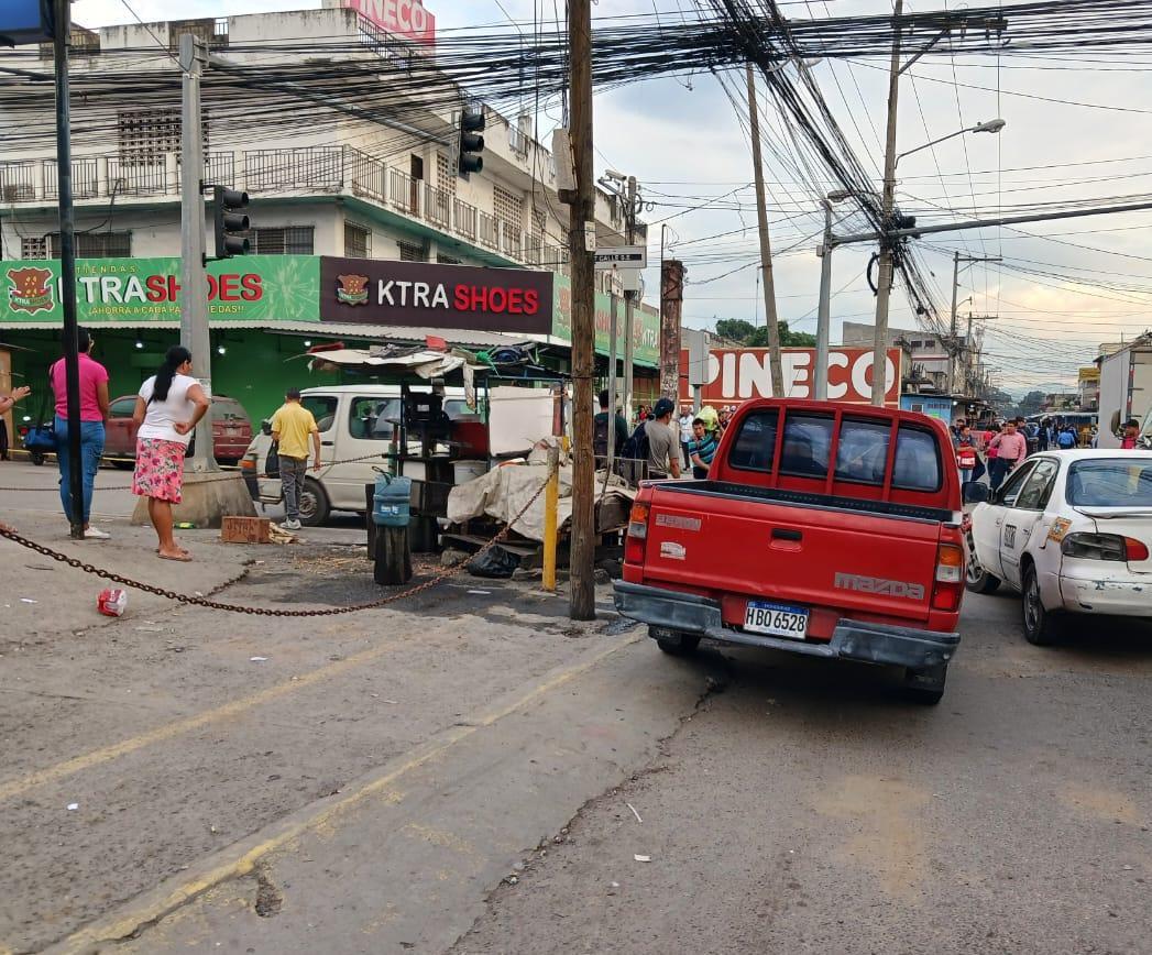Tremendo tráfico vehicular se formó en la 7 calle del barrio Medina, ya que uno de los cuerpos quedó tirado en medio del pavimento.