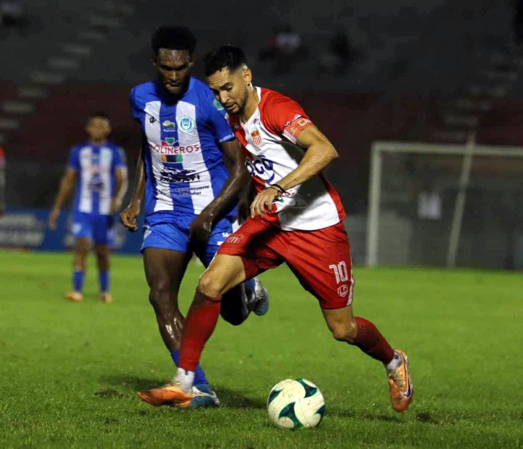 Marcelo Canales, capitán del Vida, conduce el balón ante una marca.