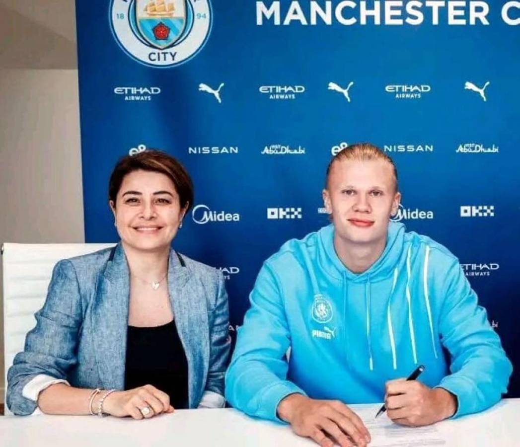 Rafaela Pimenta posando con Erling Haaland cuando el noruego firmó contrato con el Manchester City.