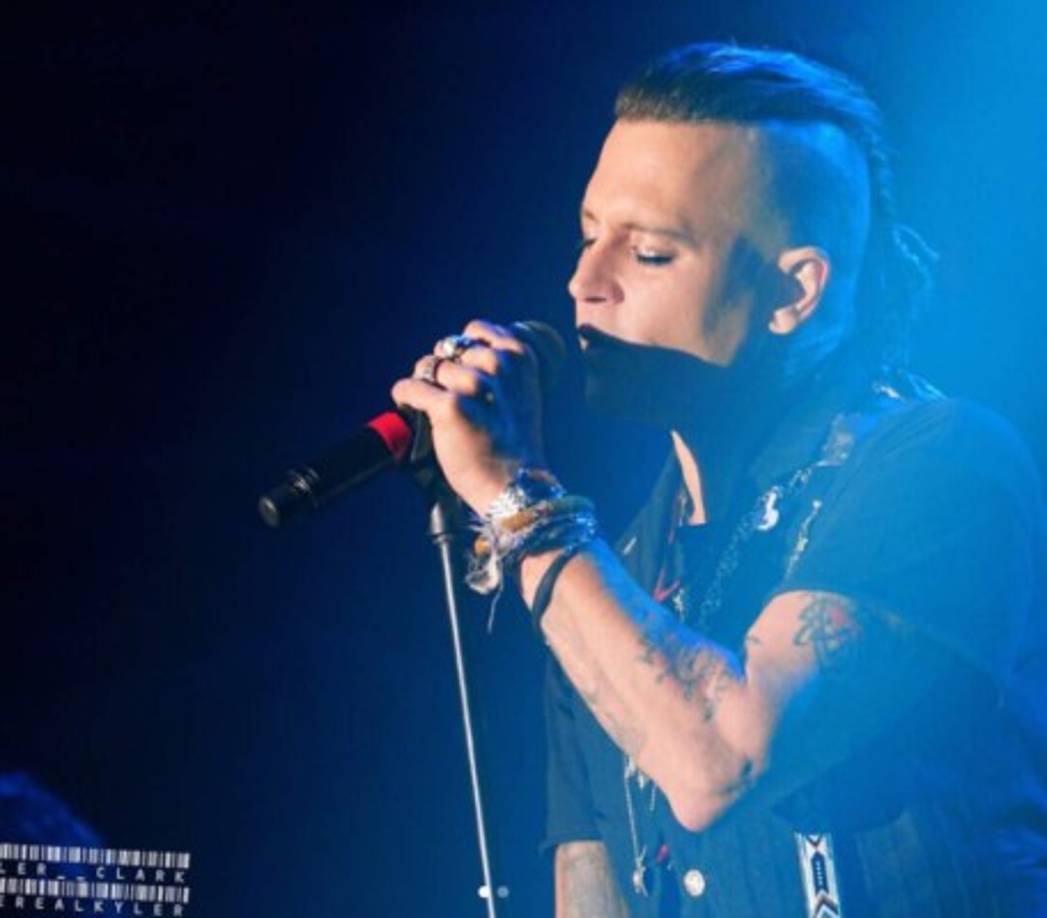 Realmente Johnny Deep luce mejorado en su gira musical por Europa. Quedando atrás toda especulación sobre su salud.