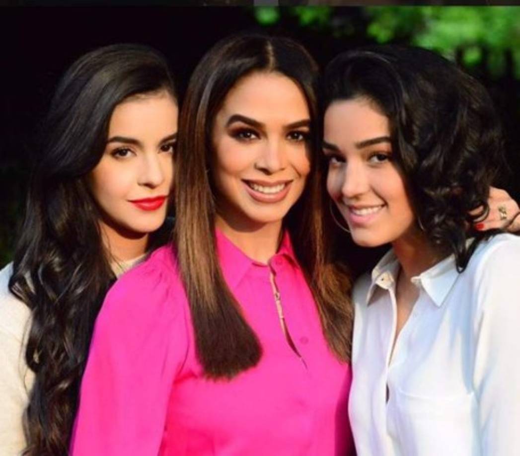 Biby Gaytán presumió lo espectacular que luce, y sus hijas, Alejandra y Ana Paula Capetillo, no se quedaron atrás, demostraron que ¡de tal palo, tal astilla!.