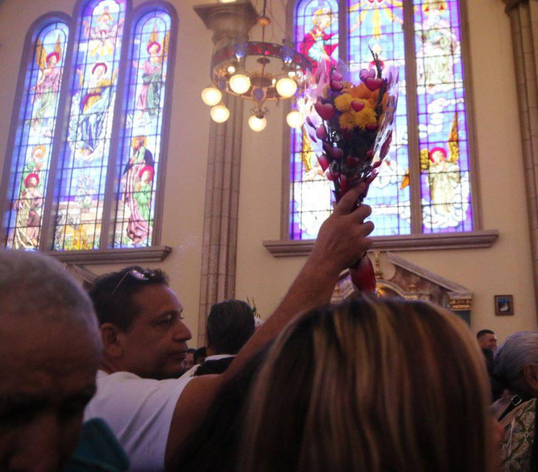 Familias enteras, peregrinos que recorrieron largas distancias y devotos que llegaron de rodillas con lágrimas en los ojos se postraron ante la imagen de la “Morenita” para agradecer por favores recibidos y pedir por salud, trabajo y protección.