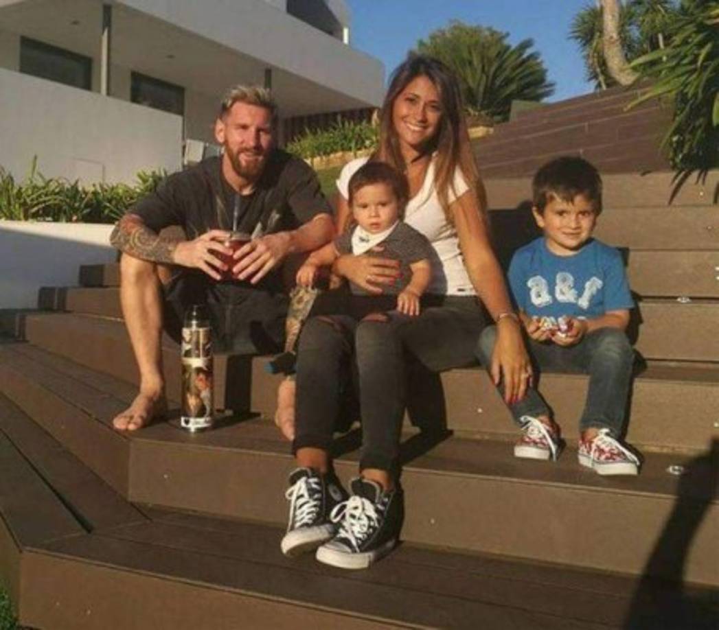 Lionel Messi vive en una majestuosa casa en Castelldefels enmarcada en la urbanización Bellamar, el refugio perfecto para disfrutar de los suyos en la más estricta intimidad.