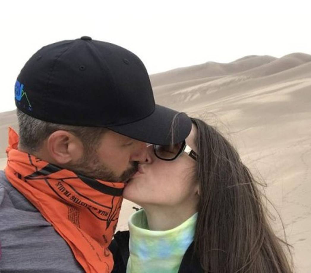 Chris y Nicholl comenzaron a salir y él le contó que tenía dos hijas pero que estaba en proceso de divorcio de su esposa, ocultándole que Shannan estaba embarazada del tercer hijo de la pareja.