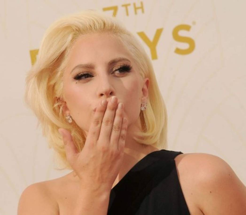 Lady Gaga, que actuará en la próxima 'American Horror Story: Hotel', vistió un vestido negro con un hombro desnudo que causó sensación en la ciudad del oropel.