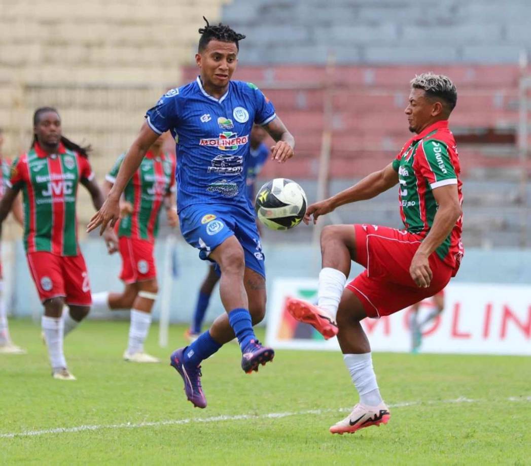Selvin Guevara disputando un balón con Alexy Vega en un lance del partido.