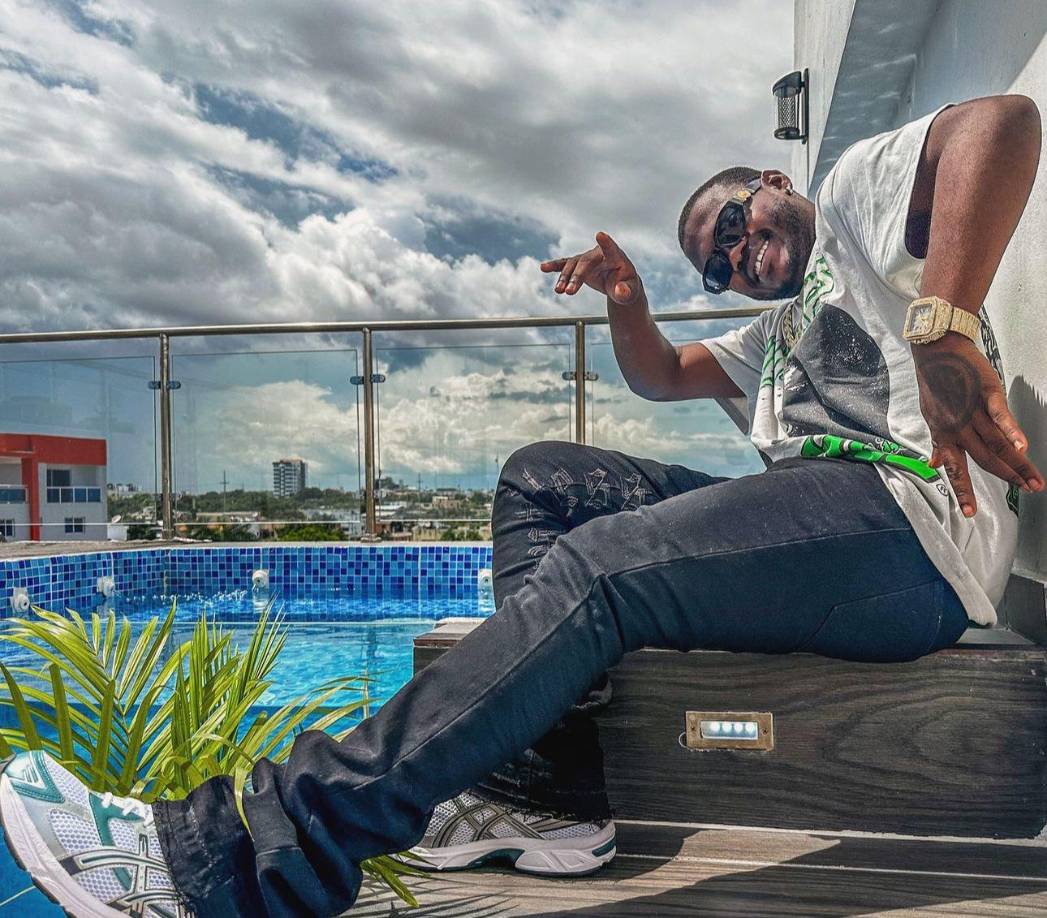 ”Sin auto-tune hasta yo la pego”, “ Así me escucho yo, cuando canto”, “como que grita y no canta”, fueron varios de los comentarios dejados por internautas a Key Key.