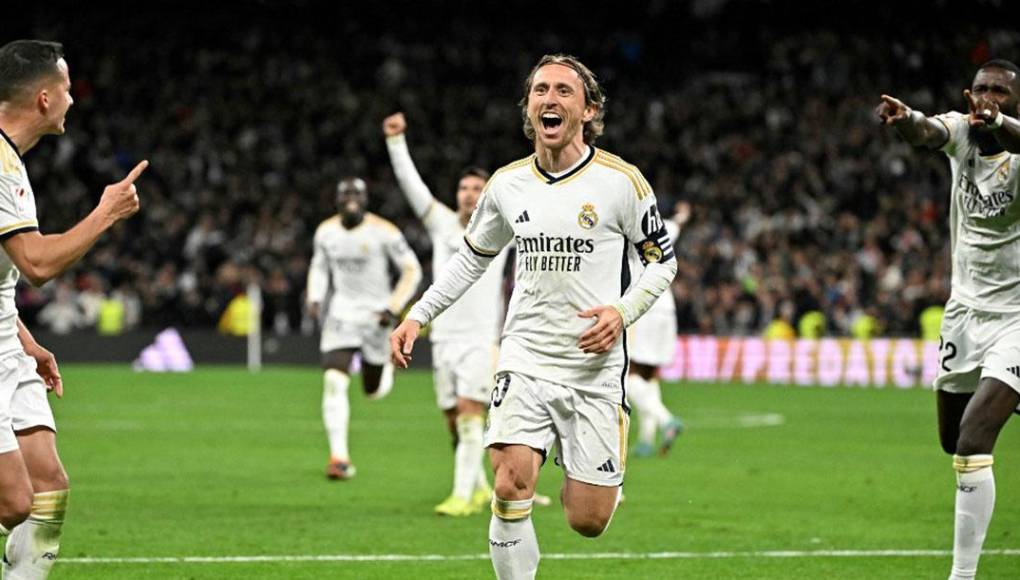 Estrada acompaña una fotografía del reglamento de International Board en el que señala que: “Dado que la educación es vital para el impacto positivo de los VAR, IFAB y la FIFA no autorizarán el uso de los VAR en línea hasta que se haya completado una educación suficiente fuera de línea.