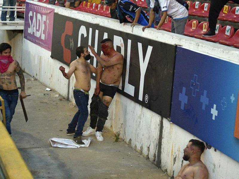 Barristas del Querétaro y Atlas se fueron a los golpes en pleno partido el pasado sábado.