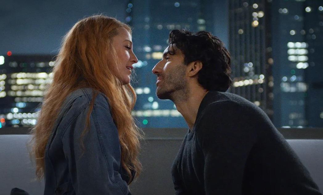 Imagen de Blake y Justin en la película “Romper el círculo” (“It Ends with us”).