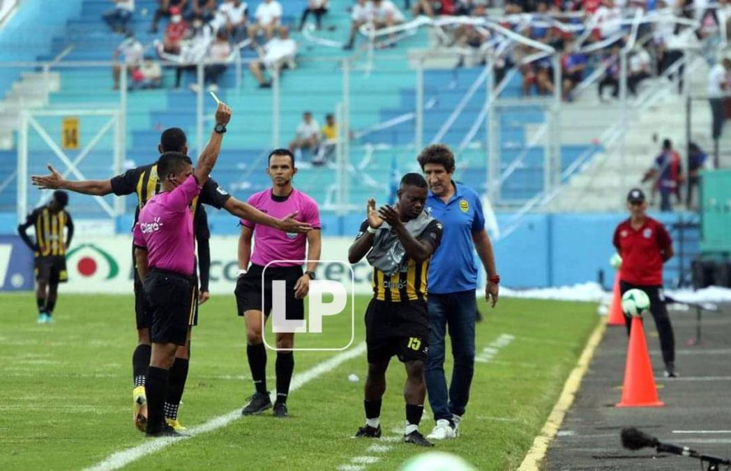El árbitro Armando Castro le mostró tarjeta amarilla a Júnior Lacayo por reclamos, pero el jugador del Real España le empezó a aplaudir y le fue peor.