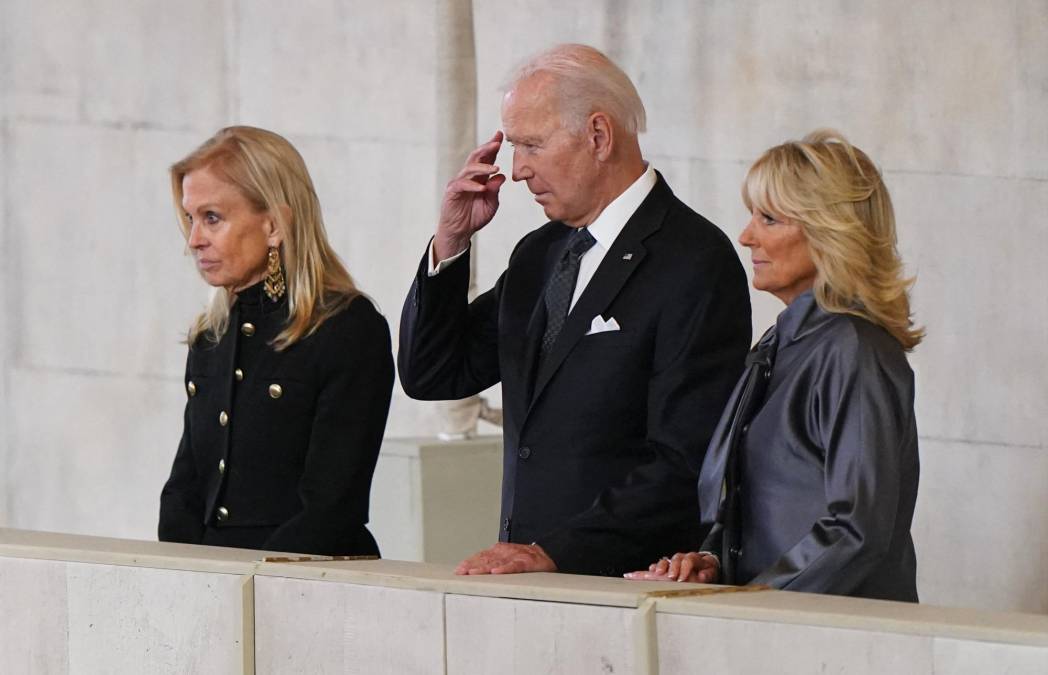 Biden se santiguó y pasó unos minutos con su esposa observando el fétrero de la monarca desde el balcón de Westminster Hall por el que se van sucediendo las autoridades, un día antes del funeral.