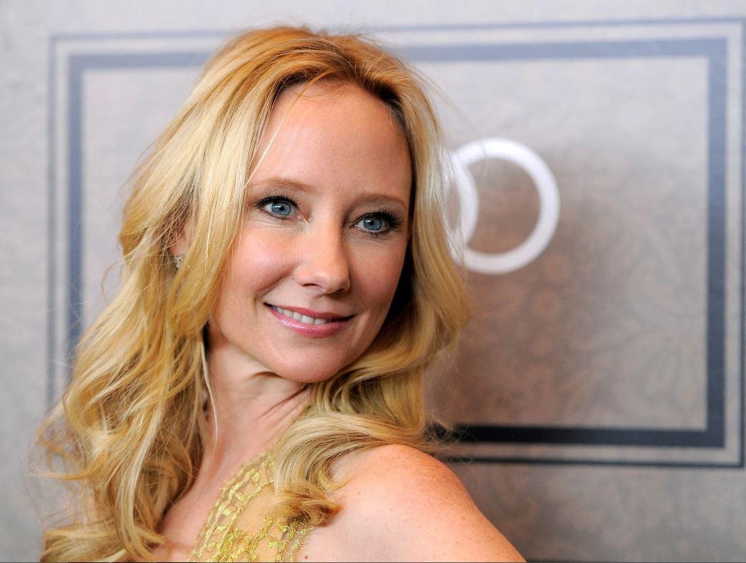 Anne Heche quería que Miley Cyrus o Kristen Bell la interpretaran en una película sobre su vida